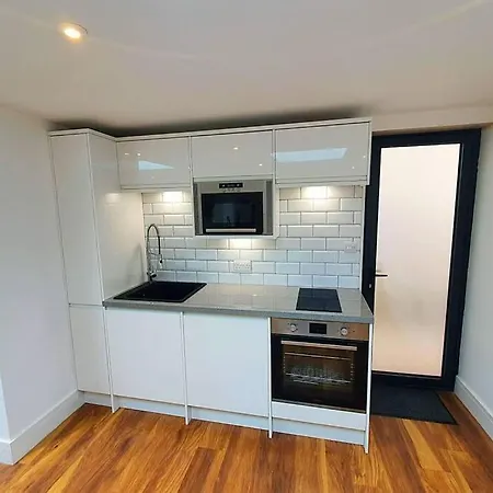 Cosy Detached Studio- Walking Distance To Cwoa! Chessington Exterior photo