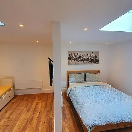 Cosy Detached Studio- Walking Distance To Cwoa! Chessington Exterior photo