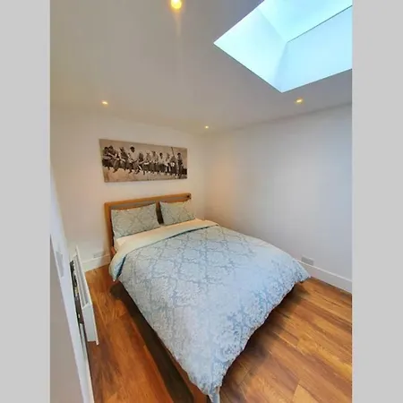Cosy Detached Studio- Walking Distance To Cwoa! Chessington Exterior photo